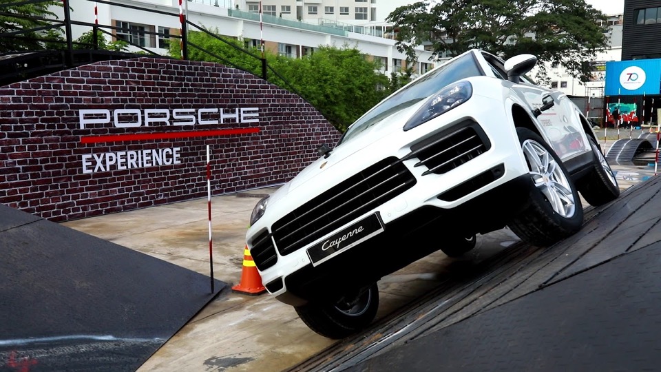 Xe Porsche Cayenne trắng leo dốc tại sân trải nghiệm Porsche Experience